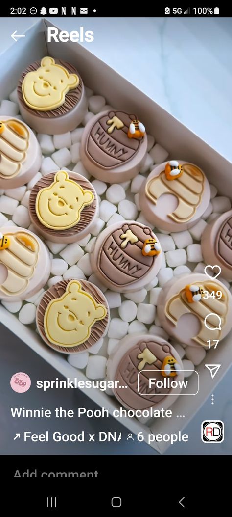 Winnie The Pooh Oreos, Winnie The Pooh Macarons, Winnie The Pooh Treats, Pooh Decor, Lunch Cake, Cake Pucks, Winnie The Pooh Decor, Pooh Cake, Winnie The Pooh Cake