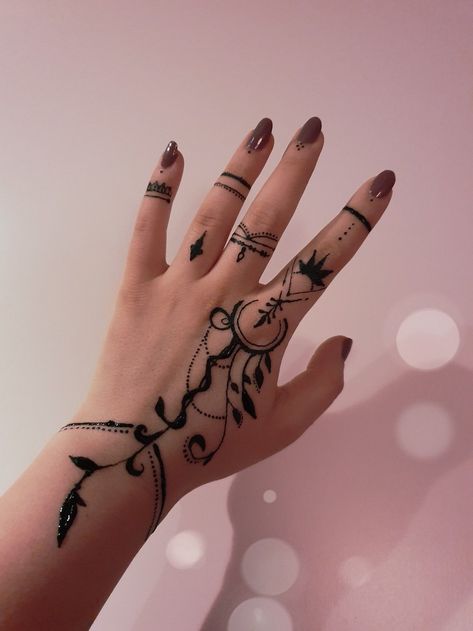 #henna #hennainspo #smalltattoo #hand #hennatattoo #easy Hand Designs Tattoo, Cool Henna Tattoos Hands, Pretty Hand Drawing, Hannah Ideas Hand, Hand Tattoo Easy, Grunge Henna Designs, Cool Hand Drawings On Hand, Anime Henna Designs, Henna Anime