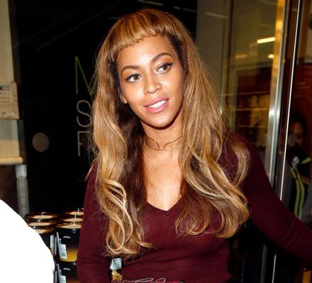 Bey's Bangs--breaking the internets with their badness Very Short Bangs, Beyonce Hair, Baby Bangs, Short Bangs, Cut Her Hair, Famous Women, Celebrity Hairstyles, Hairstyles With Bangs, Beyonce