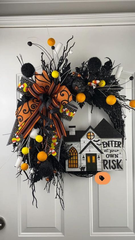 Yard Halloween Decorations Ideas, Front Yard Halloween, Front Yard Halloween Decorations, Halloween Wreath Ideas, Halloween Door Wreaths, Halloween Mesh Wreaths, Halloween Craft Projects, Halloween Wood Crafts, Homemade Halloween Decorations