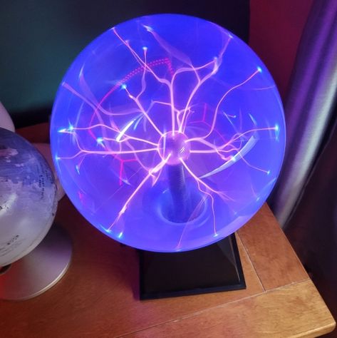 Plasma ball lamp Halloween Haunted House Diy, Plasma Ball, Haunted House Diy, College Au, Ball Aesthetic, Ball Lamp, Ball Drawing, Ball Lamps, Halloween Haunted Houses