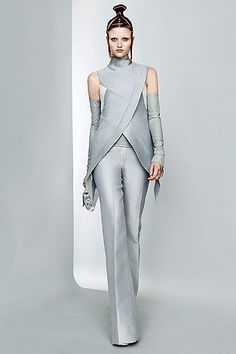 Paris Fashion Week: Futuristic fashion at Gareth Pugh Space Fashion, Gareth Pugh, Futuristic Fashion, Looks Street Style, Future Fashion, Mode Inspiration, Mode Style, Coco Chanel, Look Fashion