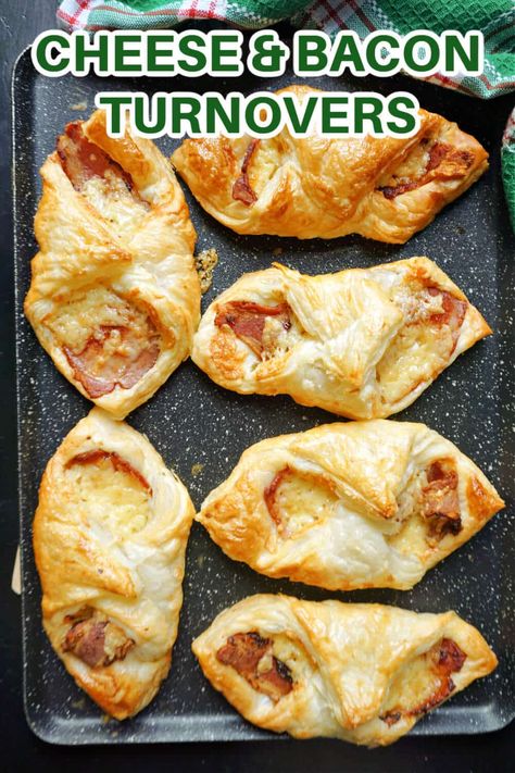 Cheese and Bacon Turnovers with puff pastry, some delicious savoury bites that are super easy to make with only 4 ingredients. They make a great snack in between meals, or even an excellent finger food for parties and celebrations. Puff Pastry Bacon Cheese, Bacon And Cheese Turnover, Bacon Cheese Puffs, Turnovers With Puff Pastry, Puff Pastry Bacon, Cheese Turnovers, Philo Dough, Bacon Puffs, Savoury Bites