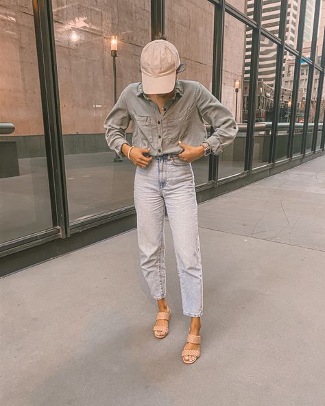 Baseball Cap Outfit, Cap Outfit, Braided Sandals, Stylish Work Outfits, Street Style Chic, Street Chic, Work Outfits, High Jeans, Autumn Winter Fashion