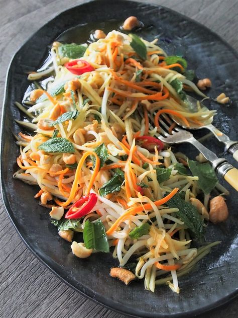 Green Papaya Salad | Healthy Home Cafe Green Papaya Salad Recipe, Papaya Salad Recipe, Easy Vietnamese Recipes, Papaya Recipes, Green Papaya Salad, Resep Salad, Green Papaya, Salad Healthy, Papaya Salad