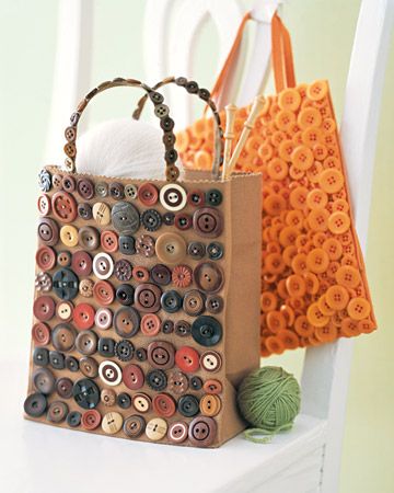 I'm going to make this as well, but instead of making the tote bag, I'm just going to sew buttons on a plain tote. Spring Sewing Projects, Button Creations, Spring Sewing, Diy Buttons, Sewing Purses, Handmade Tote, Tote Bags Handmade, Button Art, Button Jewelry