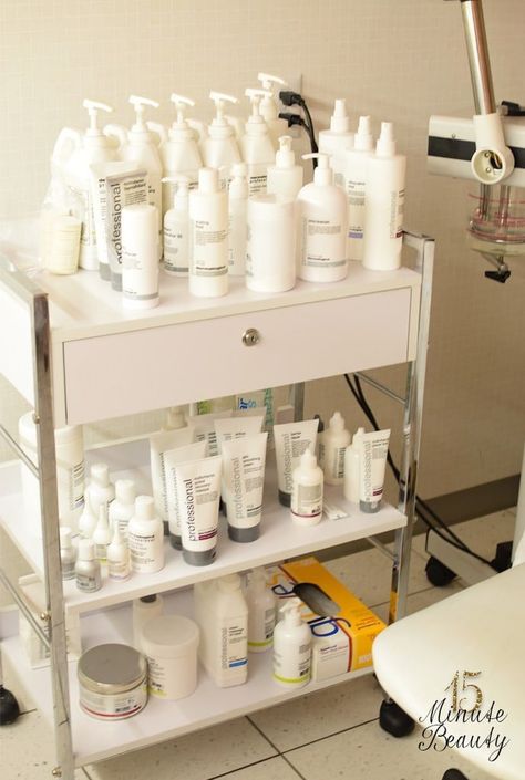 Facial Room Organization, Esthetician Backbar Ideas, Facial Table Set Up, Esthetician Cart Set Up, Esthetician Organization, Esthetician Room Storage Ideas, Esthetician Organization Ideas, Esthetics Room Set Up, Spa Set Up Ideas