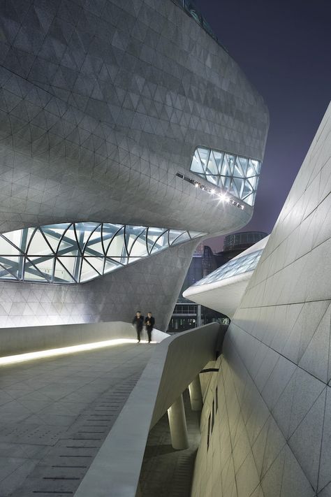 A self-proclaimed post-modernist, Hadid wanted buildings to evoke the chaos of life. Guangzhou Opera House, Opera House Architecture, Zaha Hadid Architecture, Large Building, Zaha Hadid Architects, Interesting Buildings, Zaha Hadid, Futuristic Architecture, Modern Buildings