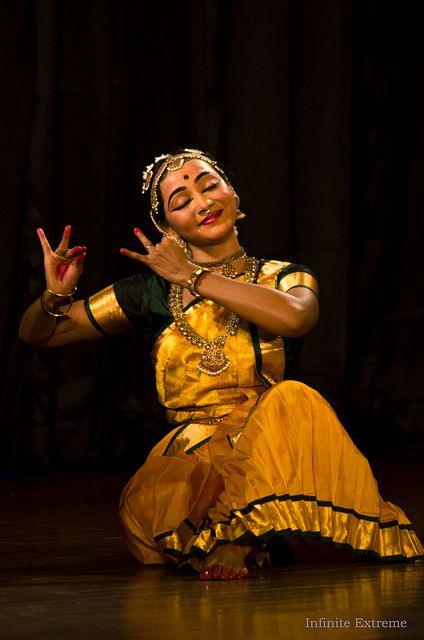 Bharatanatyam Costume Colours, Kathak Poses, Bharatanatyam Dress, Bharatnatyam Poses, Extreme Photography, Dancer Aesthetic, Bharatanatyam Costume, Indian Classical Dancer, Bharatanatyam Poses