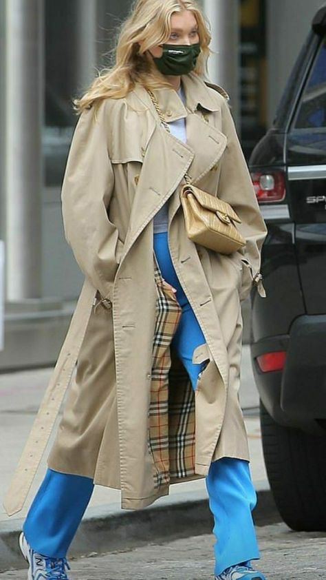 Burberry Trench Coat Street Style, Women's Fashion 2023, Trench Coat Street Style, 2023 Lifestyle, Elsa Hosk Style, Hailey Rhode Baldwin, Trench Coat Outfit, Fashion Vibes, Burberry Coat