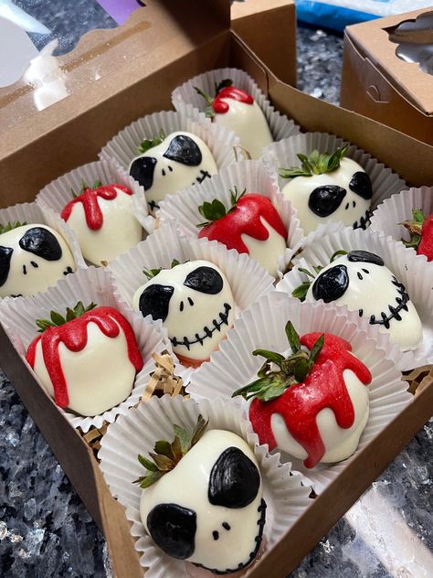 Halloween Chocolate Covered Strawberries For Boyfriend, Ghostface Strawberries, Horror Chocolate Covered Strawberries, Jack Skellington Strawberries, Jack Skellington Chocolate Covered Strawberries, Chocolate Strawberry Halloween, Halloween Berries, Strawberry Covered Chocolate Ideas Halloween, Halloween Strawberries