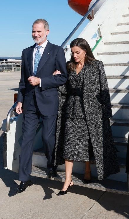 Queen Letizia wore an Alberta Ferretti Coat with a matching Jacket and a Midi Skirt with a Hugo Boss Dana Belt, Singularu Stellar Earrings, Coreterno Ring, Gucci Bag and Massimo Dutti Pumps during Italy visit in December 2024. More details can be found on Regalfille. Oviedo Spain, Spain House, Leonor Princess Of Asturias, Leonor Princess, Spanish Royalty, 15 September, Princess Leonor, Queen Of Spain, Fashion Idol