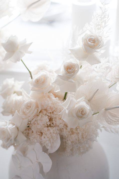 Flowers Installation, White Rose Centerpieces, Wedding Reception Tables Centerpieces, Blush Weddings, Table Florals, Neutral Wedding Flowers, Floral Styling, Beautiful Wedding Decorations, All White Wedding