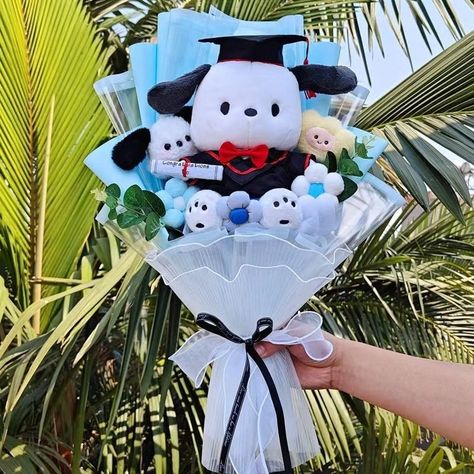 🎓 Sanrio Graduation Plush Bouquet 🎓 LlNK lN BlO #sanrio #sanriocore #sanrioaesthetic #bouquet Sanrio Graduation, Plushie Bouquet, Sanrio Bouquet, Bouquet Graduation, Ribbon Rose Bouquets, Graduation Hats, Graduation Bouquet, Graduation Flowers, Sanrio Cartoon