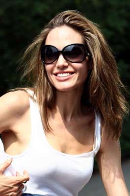 angelina jolie sun glasses Lady Gaga Sunglasses, Celebrity Sunglasses, Flamboyant Natural, Wearing Sunglasses, Butterfly Sunglasses, Trending Sunglasses, Cool Sunglasses, Miranda Kerr, High Fashion Street Style