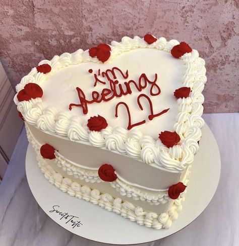 Im Feeling 22 Birthday Cake, Feeling 22 Taylor Swift, Bolo Taylor Swift, 22 Taylor Swift, Taylor Swift Cake, 22nd Birthday Cakes, Red Birthday Cakes, Taylor Swift Birthday Party Ideas, 22 Taylor