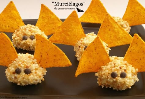 Murciélagos de queso - MisThermorecetas.com Savory Christmas Treats, Menu Halloween, Easy Halloween Snacks, Halloween Buffet, Recetas Halloween, Halloween Decorations For Kids, Easy Halloween Party, Fun Halloween Food, Easy Halloween Food