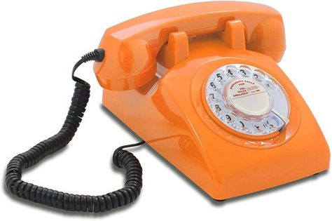 Still have a home phone? Whether you use it or not, it’s a great interior design piece and these Opis 60s Cable vintage-style retro home phones are perfect for a retro home. Old School Phone, Telephone Retro, Telephone Design, Rotary Dial Phone, Antique Phone, Telephone Vintage, Line Phone, Classic Desk, Retro Desk