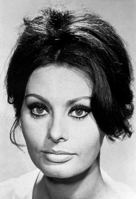 Sophia Loren-Most beautiful human ever Sofia Loren, Claudia Cardinale, Judi Dench, Italian Beauty, Italian Actress, Old Hollywood Stars, Richard Gere, Anthony Hopkins, Marlene Dietrich