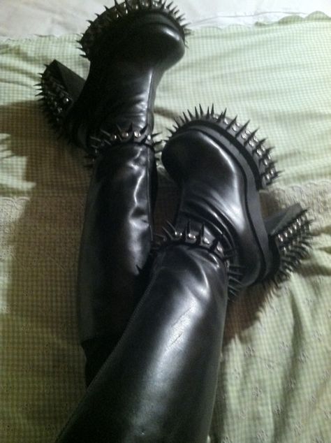 Great WICKED Black platform boots with sharp spikes--perfect to go shopping on Black Friday!! Goth Fits, Goth Outfit Ideas, Goth Shoes, Gothic Shoes, Dr Shoes, Funky Shoes, Black Platform Boots, Alt Fashion, Swag Shoes