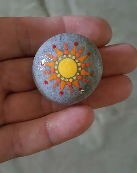 Ladybug Rocks, Mandala Painted Rocks, Painted Rocks Craft, Painted Rocks Diy, Rock Painting Designs, Rock Painting Art, Rock Crafts, Diy Arts And Crafts, Pebble Art