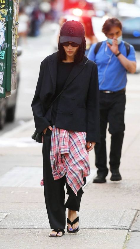 Baggy Trousers Outfit, Zoey Kravitz, Zoe Kravitz Style, Kaia Gerber Style, Zoë Kravitz, Pant Trends, Zoe Kravitz, October 21, Mode Inspo