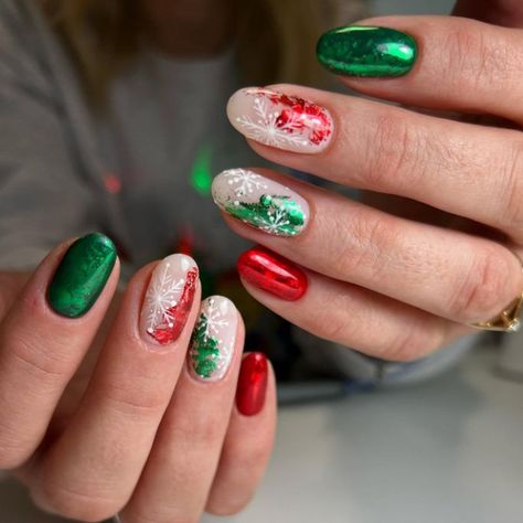 25 Red And Green Christmas Nails – Girl In Cali Nail Art Noel, Short Fake Nails, Cute Christmas Nails, Acrylic Nail Kit, Nagel Tips, Snowflake Nails, Christmas Nail Designs, Stick On Nails, Christmas Nail Art