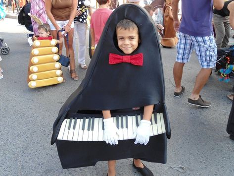 Beethoven Costume, Artist Costume Ideas, Music Artist Costume, Music Artist Costume Ideas, Biketard Dance Costume, Rock And Roll Costume, Costume Ideas Easy, Black Fancy Dress, Piano Dress