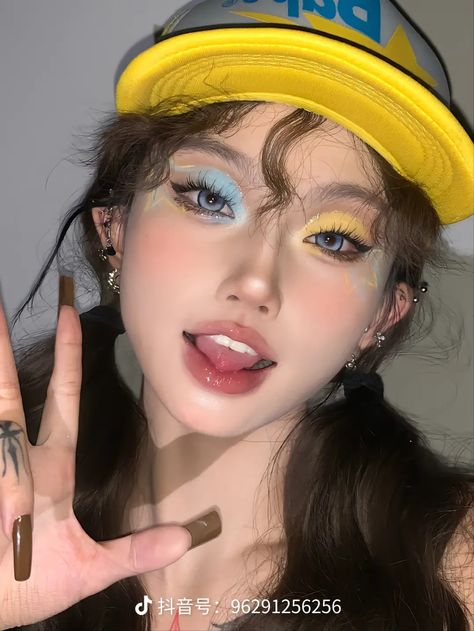 Douyin Colorful Makeup, Yellow Douyin Makeup, Yellow Blue Makeup, Blue And Yellow Makeup, Doyun Makeup Look, Minion Makeup, Makeup Reference, Nye 2024, Teal Makeup