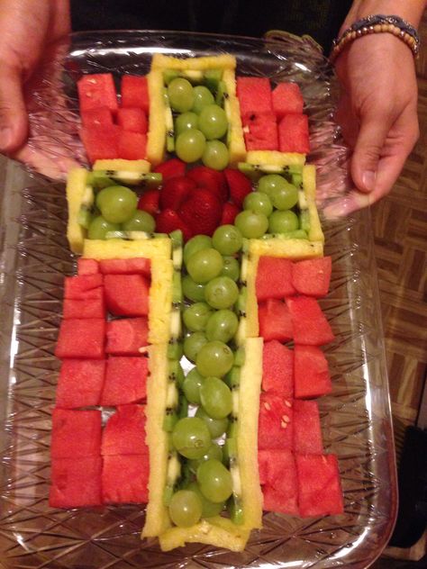 Cross fruit platter for a Baptism party Cross Fruit Tray, Easy Easter Appetizers, Easter Fruit Tray, Platter Ideas Party, Fruit Platter Ideas, Fruit Platter Ideas Party, Appetizers Fruit, Desserts Easter, Easter Appetizers Easy