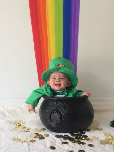 March Baby Photoshoot, Baby Holiday Pictures, Holiday Baby Pictures, Baby Footprint Crafts, St Patricks Baby, St Patricks Day Pictures, St. Patrick's Day Diy, Kids Milestones, March Baby