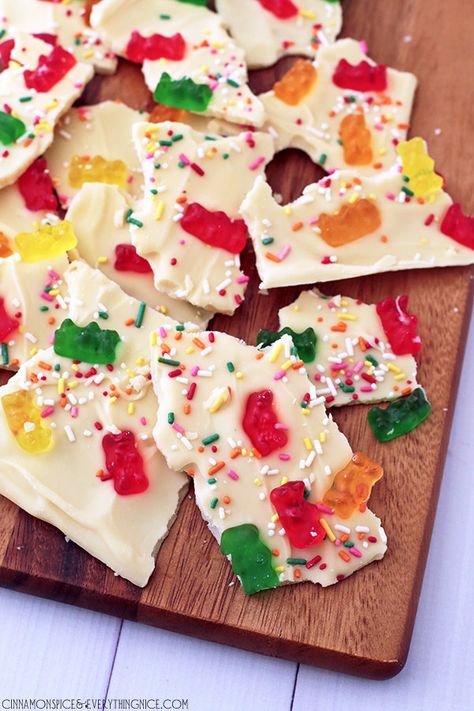 White Chocolate Gummy Bear Bark | Community Post: 26 Delicious And Easy-To-Make Chocolate Bark Recipes Chocolate Gummy Bears, Bark Candy, Bark Recipes, Chocolate Bark Recipe, Candy Bark, Candy Recipe, Bark Recipe, Chocolate Bark, Cinnamon Spice