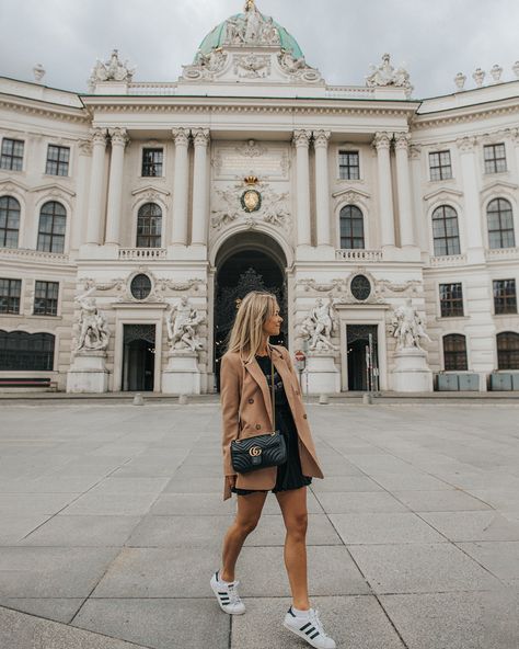 Instagram photo ideas in Vienna. Travel to Vienna photoshoot ideas. Vienna Instagram spots. Instagrammable places in Vienna Vienna Photo Spots, Photo Ideas In Vienna, Vienna Trip Outfit, Vienna Style Outfits, Vienna Photoshoot Ideas, Europe Photoshoot Ideas, Photo Ideas In Budapest, Viena Photo Ideas, Venecia Photo Ideas