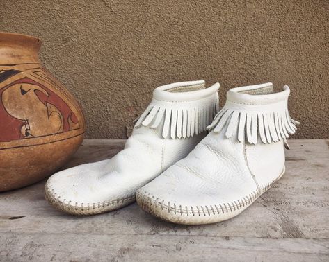 Vintage White Leather Ankle Moccasins Women's Size 6, Native American Indian Shoes, Boho Hippie White Moccasins, Moccasins Outfit, Diy Moccasins, Native American Moccasins, Moccasin Pattern, Indian Shoes, Moccasins Women, Costume Shoes, Moccasin Boots