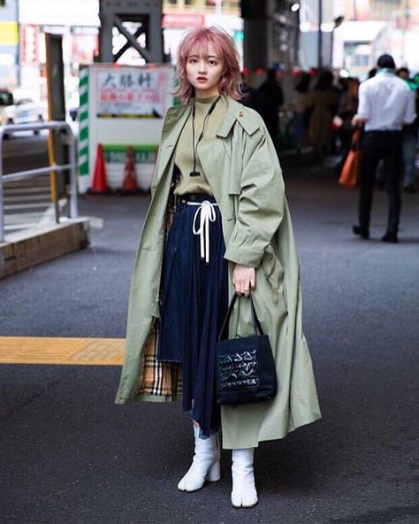 29 Most Popular Japanese Fashion Trends of 2021 Japan Fashion Women, Japan Street Fashion, Japanese Winter Fashion, Japanese Fashion Trends, Japanese Fashion Women, Mode Mantel, Japan Fashion Street, Harajuku Fashion Street, Japan Outfit