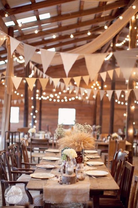 20 ideas de como decorar un banquete de bodas tipo cena Vintage Barn Wedding, Hanging Wedding Decorations, Baby Bootie, Rustic Wedding Decorations, Barn Parties, Barn Wedding Reception, Shoes Diy, Decor Shabby Chic, Girl Flower