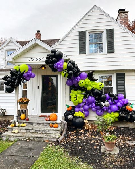 We hope you had a scary good Halloween! 🎃🕷 #halloweenballoons #pumpkinballoon #spiderballoon #rochesterballoons | Instagram Halloween Balloon Arch, Halloween Balloons Decorations, Halloween Balloon, 50 Balloons, October Crafts, Halloween Balloons, Green Balloon, Black Balloons, Balloon Columns