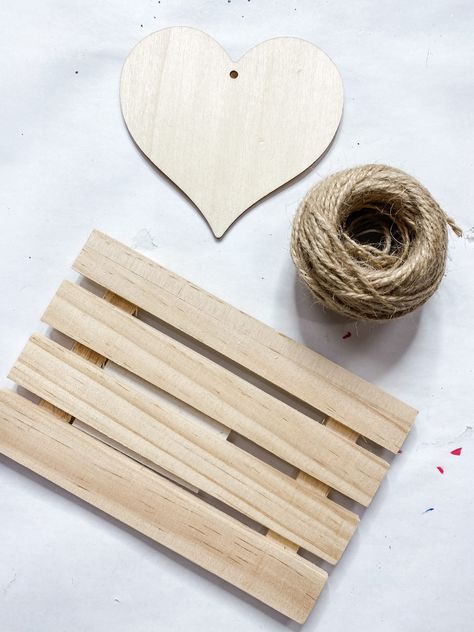 Mini Pallet Ideas, Nautical Landscaping, Wood Heart Crafts, Wooden Hearts Crafts, Valentine Wood Crafts, Valentine Treat, Diy Valentine's Day Decorations, Door Signs Diy, Diy Xmas Gifts