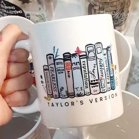 Select Taylor Swift mugs on sale now for $100! These designs are being discontinued and will NOT be restocked ! #taylorswift #swiftie #taylorswifterastour #taylorsversion Taylor Swift Glass Painting, Taylor Swift Mug Ideas, Taylor Swift Ceramic Ideas, Pottery Painting Ideas Taylor Swift, Taylor Swift Pottery Painting, Taylor Swift Cup, Taylor Swift Pottery, Taylor Swift Mug, Clay Owl