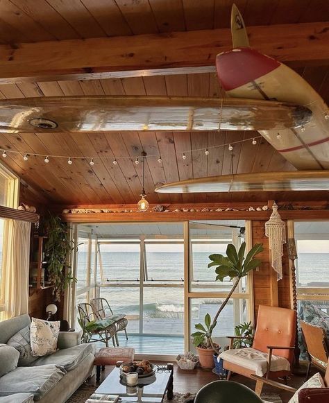 Surf Aesthetic House, Cabin Beach House, Beach Life Aesthetic House, Surf House Living Room, Beach Bungalows Interior, Beach House Aesthetic Interior Design, Surf House Aesthetic, Beach Cabin Aesthetic, Surf Shack Aesthetic