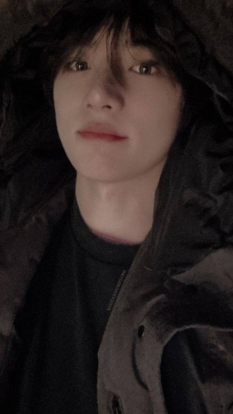 Beomgyu Selca Wallpaper, Txt Wallpaper Aesthetic Dark, Beomgyu Wallpaper Dark, Kpop Dark Wallpaper, Aesthetic Dark Lockscreen, Dark Lockscreen Wallpaper, Txt Beomgyu Selfie, Kpop Selfie, Dark Lockscreen