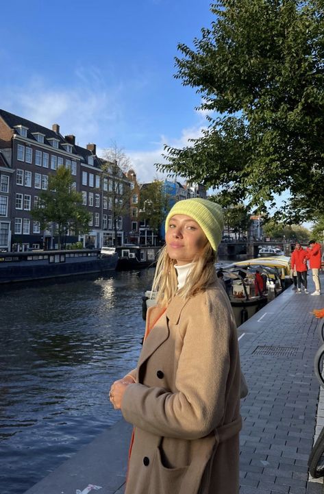 Amsterdam Pictures Ideas Winter, Tourist Poses Travel, Amsterdam Photoshoot Ideas, Amsterdam Ig Pics, Copenhagen Instagram Pictures, Amsterdam Photo Ideas Winter, Amsterdam Inspo Pics, Amsterdam Fashion Winter, Copenhagen Photo Ideas