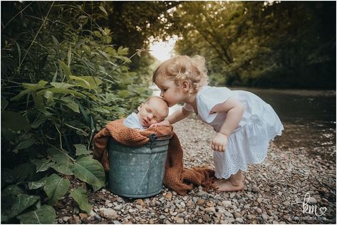 Outdoor Newborn Photos, Outdoor Baby Photography, Outdoor Newborn Photography, Newborn Sibling, Newborn Family Photos, Sibling Photography, Outdoor Family Photos, Family Photo Pose, Outdoor Baby