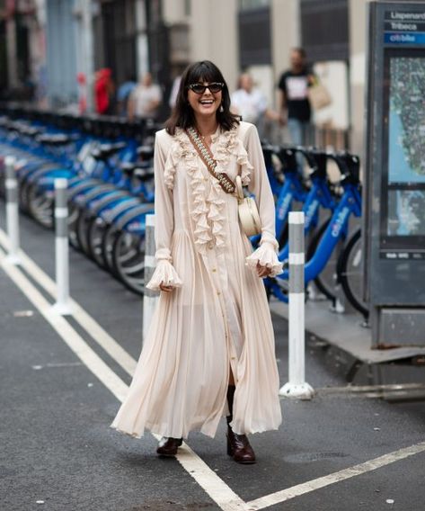 New York Fashion Week Spring Summer 2019 Street Style Dress And Boots, New York Street Style, New York Fashion Week Street Style, Seoul Fashion Week, Grunge Look, Mode Chic, Looks Street Style, Street Style Trends, Girls Style