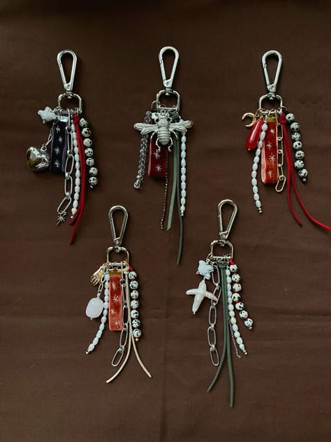 Bag Charms, Diy Keychain, Beaded Keychains, Clothes Crafts, Purse Charms, Diy Charms, Bijoux Diy, Jewelry Inspo, Diy Beads