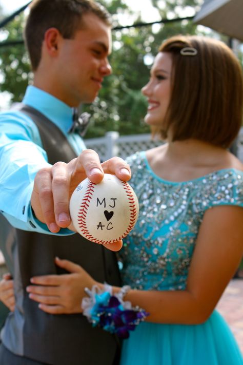 Cute homecoming couple photo - i wanna do this White Relationship, Homecoming Couple, Prom Pictures Group, Homecoming Poses, Hoco Pics, Prom Pictures Couples, Prom Goals, Prom Picture Poses, Homecoming Pictures