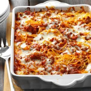 Mozzarella Baked Spaghetti Recipe from Taste of Home -- shared by Betty Rabe of Mahtomedi, Minnesota Greenland Recipes, Easy Baked Spaghetti Recipe, Resep Makanan Beku, Easy Baked Spaghetti, Baked Spaghetti Recipe, Sauce Spaghetti, Ground Beef Casserole Recipes, Diy Easy Recipes, Spaghetti Recipe