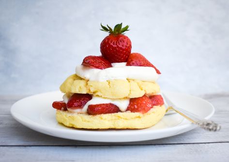 Fresh Low-FODMAP Strawberry Shortcakes; Gluten free, Dairy-free | Rachel Pauls Food Strawberry Shortcake Dessert, Strawberry Shortcakes, Strawberry Shortcake Recipes, Shortcake Recipe, Salty Cake, Homemade Whipped Cream, Low Fodmap, Savoury Cake, Fresh Strawberry