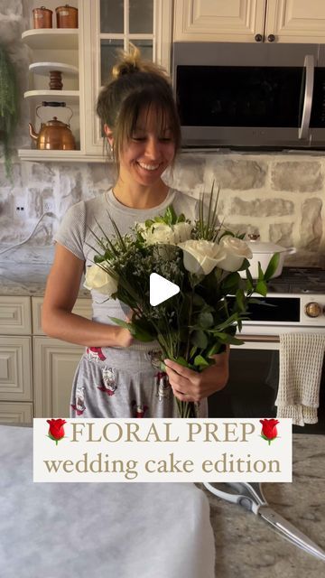 Lindsay Ara on Instagram: "🌹FLORAL PREP🌹 wedding cake edition
Here’s how I prep them for cakes, @saucybakes method!
•
👉🏼Wash your flowers and dry them well before using them for decoration
👉🏼Inspect for size, stem length, imperfections, etc and remove pieces you don’t want to use
👉🏼Cut stems to desired length before dipping in white chocolate
👉🏼Use a dowel to create an opening for larger stems to enter the cake to avoid forcing stems in and damaging them
👉🏼 Be aware that stems cannot pass through the boards below each tier! You’ll have to work around them
👉🏼It is easiest to place larger decorations first, followed by smaller ones to ensure they all fit into the cake
👉🏼Keep the cake cold once flowers are on to help keep them fresh! I added these flowers just before it was ti Sheet Cake With Real Flowers, Sugar Flower Wedding Cake, Giant Cake, Cake With Strawberry, Diy Wedding Cake, Store Bought Cake, Fresh Flower Cake, Strawberry Buttercream, Fresh Eucalyptus