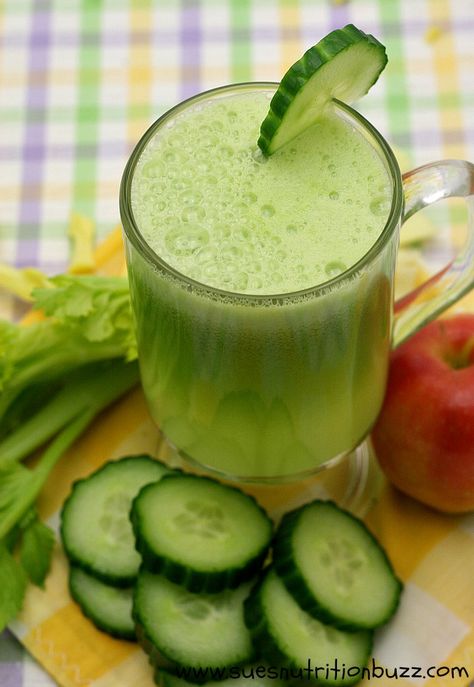 Cucumber Celery Apple Ginger Juice for Smooth Skin & Strong Hair !! Cucumber Juice Benefits, Fruit Veggie Wash, Cucumber Detox Water, Cucumber Juice, Juicing Benefits, Juicer Recipes, Ginger Juice, Juicing For Health, Carrot Juice